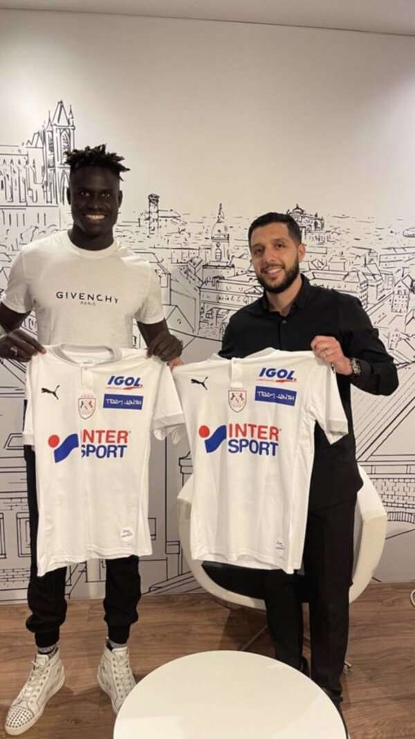 بعد توقيع العقود