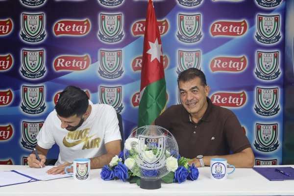 أثناء توقيع العقود