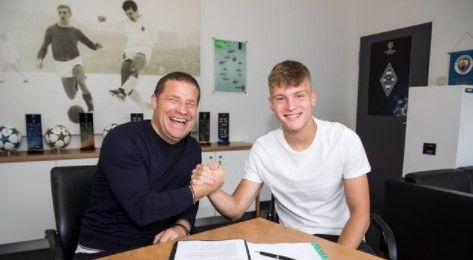 جانب من التوقيع