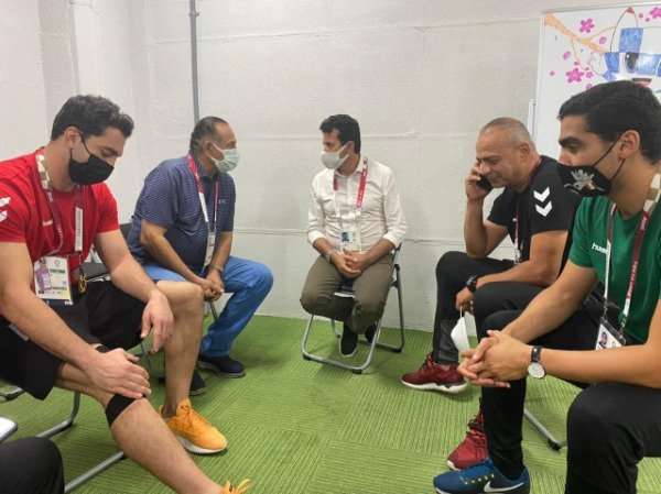 وزير الشباب مع لاعبي المنتخب