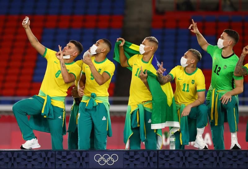 2021-08-07t153406z_939510442_sp1eh87178q01_rtrmadp_3_olympics-2020-fbl-m-team11-medal_reuters