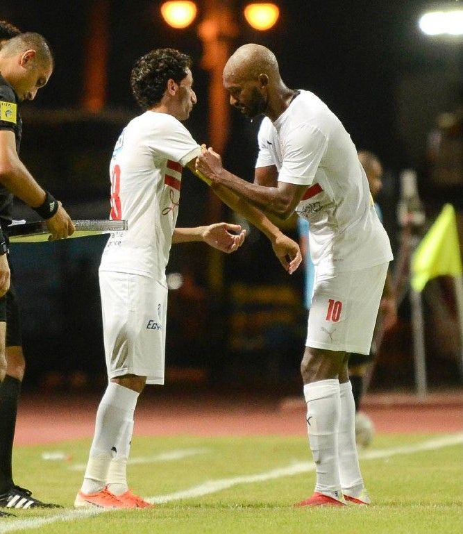 شيكابالا يقلد حفني شارة الزمالك