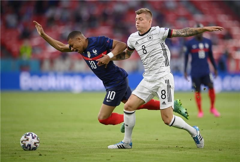 كروس ضد مبابي في اليورو الماضي