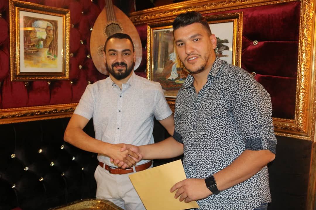 عماد الدين الفائز بالمركز الأول مع مراسل كووورة أثناء تسلم الجائزة