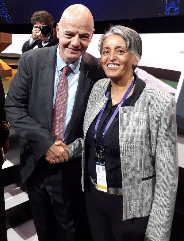 سعيدة العياشي مع رئيس الفيفا جياني إنفانتينو