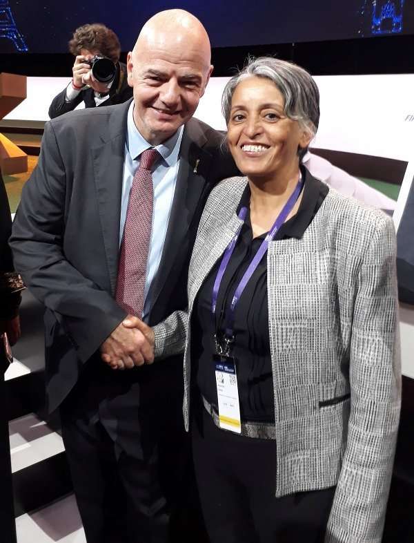 سعيدة العياشي مع رئيس الفيفا جياني إنفانتينو