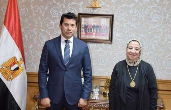 رئيسة اللجنة ووزير الرياضة