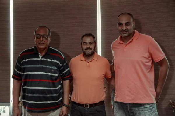 أوجستي بوش (وسط)