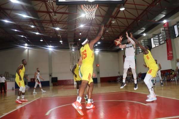 من لقاء فلسطين والكاميرون