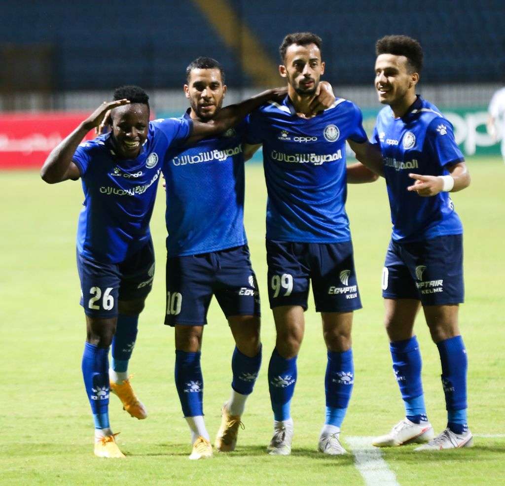 مصطفى فتحي مع لاعبي سموحة