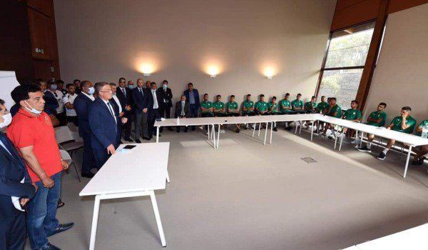 لقجع مع لاعبي الرجاء