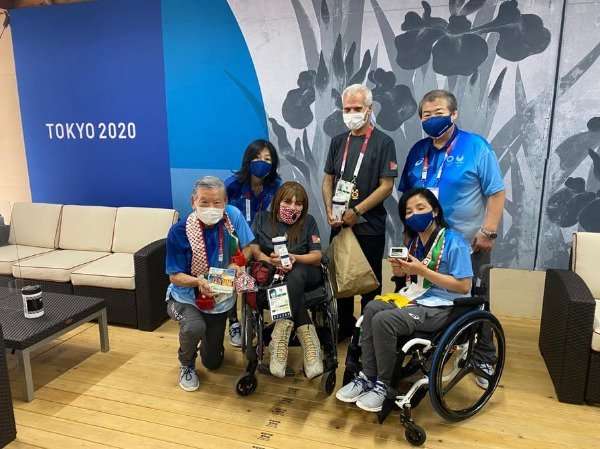 الوفد الأردني مع عمدة القرية البارالمبية