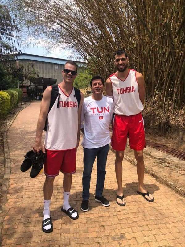 صالح الماجري مع رئيس الاتحاد التونسي للسلة ومايكل رول في كيجالي
