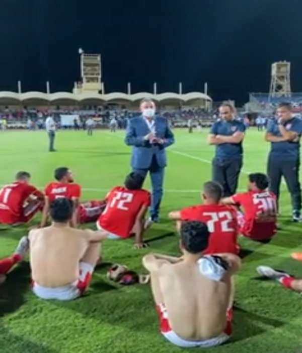 محمود الخطيب مع اللاعبين