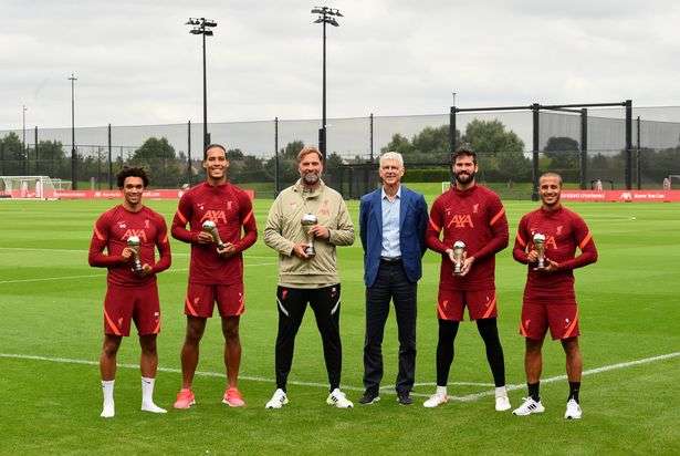 فينجر مع لاعبي ليفربول