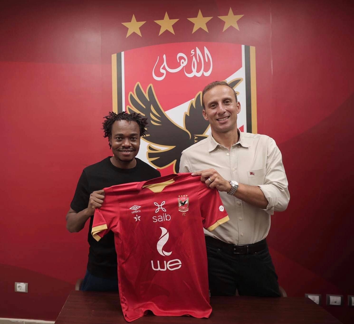 بيرسي تاو أثناء تقديم الصفقة