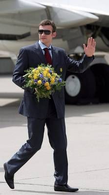 شفتشينكو يحيي الجماهير لدى وصوله المانيا اليوم