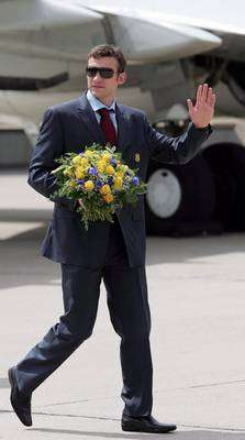 شفتشينكو يحيي الجماهير لدى وصوله المانيا اليوم