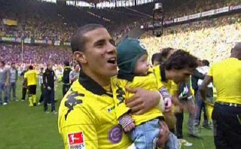 زيدان يحمل ابنه أدم بعد الفوز بلقب الدوري الألماني