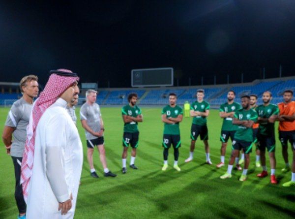 المسحل مع لاعبي المنتخب