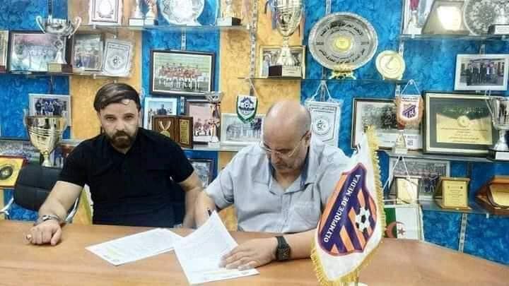 من توقيع حمار للعقد