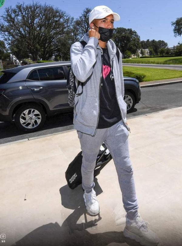 وصول محترفي الأسود