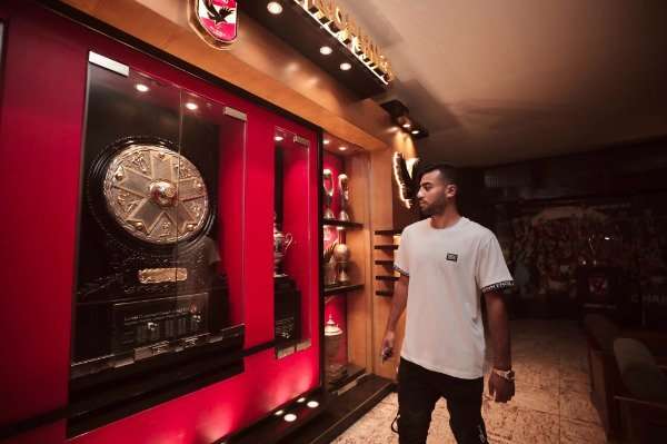 حسام حسن مع النسخة المقلدة