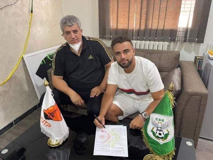 جانب من التوقيع 