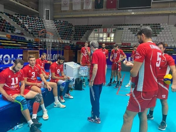 جاكوب مع لاعبي منتخب تونس 