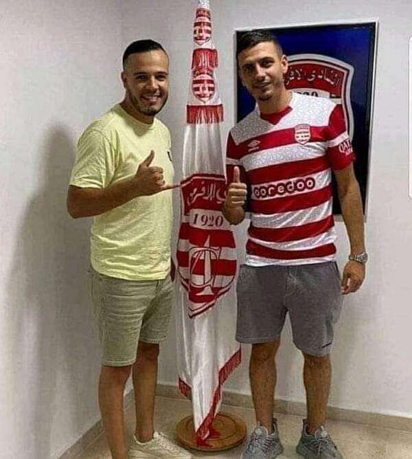 لاري عزوني بقميص الإفريقي 