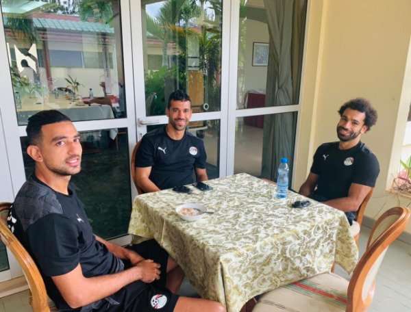 محمد صلاح مع لاعبي منتخب مصر