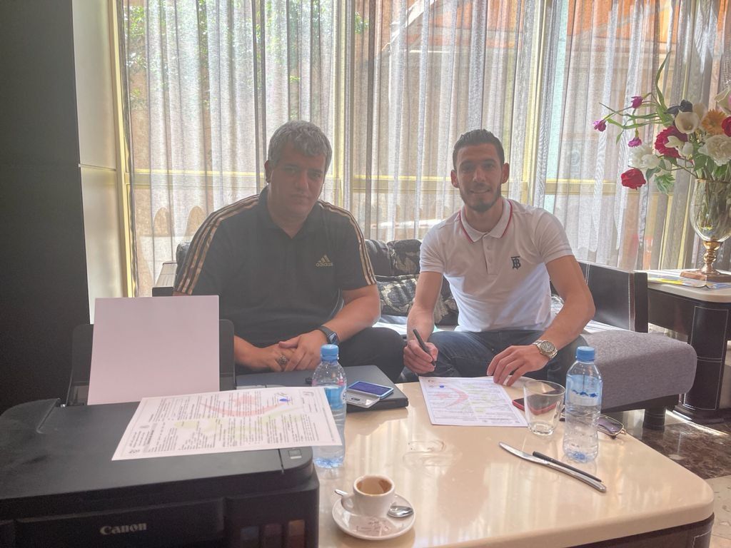 أثناء توقيع العقود