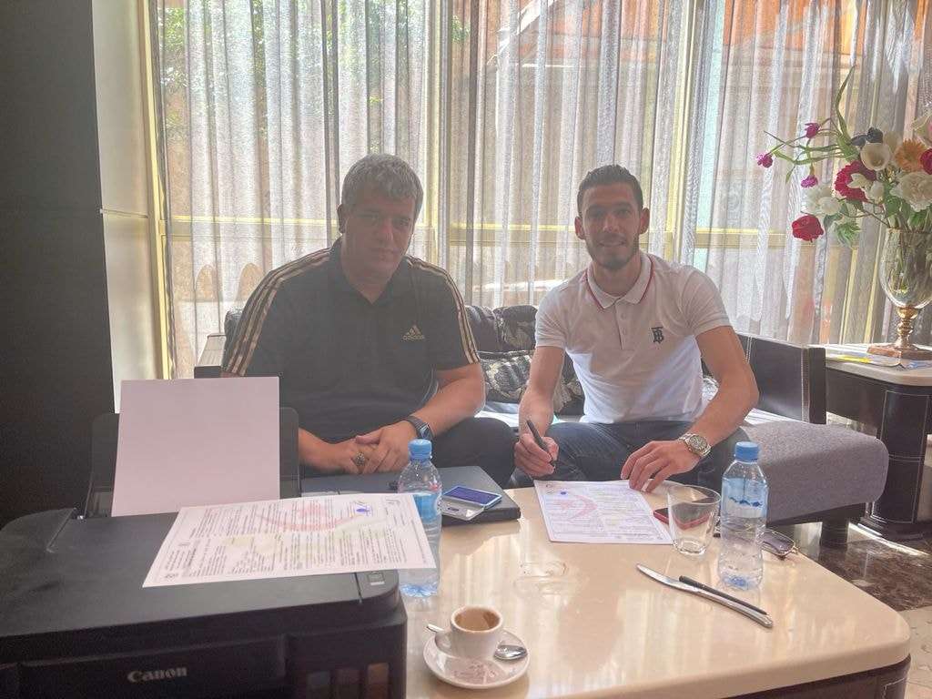 أثناء توقيع العقود