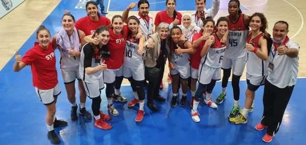 لاعبات الثورة