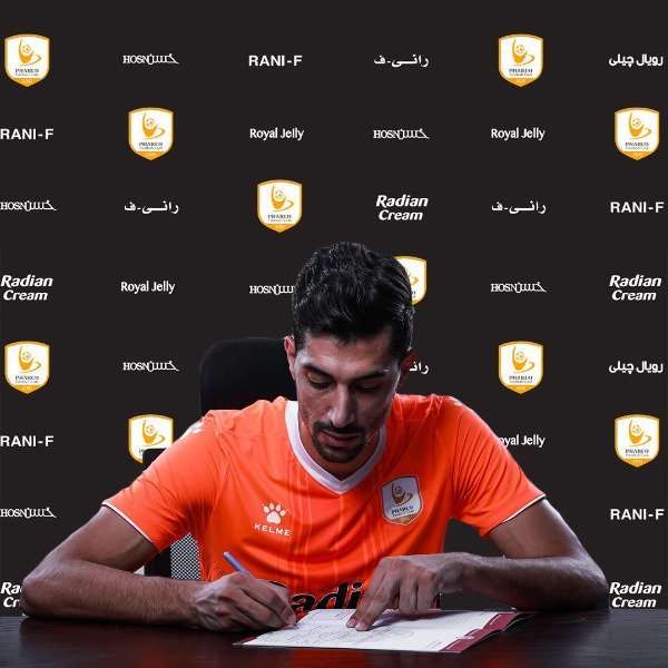 محمود حمادة يوقع لفاركو