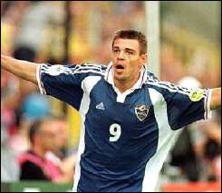 قائد منتخب صربيا والجبل الاسود سافو ميلوسيفيتش فرحا باحد اهدافه