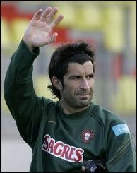 لويس فيجو يحيي بعض الجماهير في تدريبات المنتخب البرتغالي