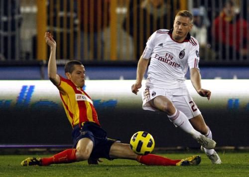 جمال مصباح لاعب ليتشي يحاول الدخول علي اباتي لاعب الميلان باحدي مباريات الكالتشيو