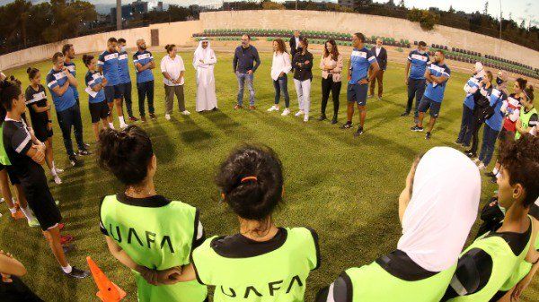 الأمير علي يتحدث للاعبات