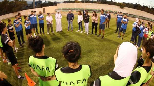 الأمير علي يتحدث للاعبات