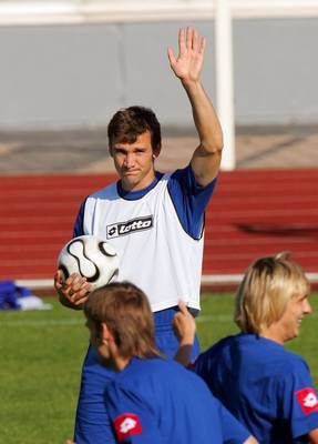 وهنا شيفشينكو يحيي الجماهير التي حضرت التدريب