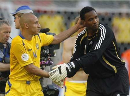 لارسون يحيي نجم المباراة هيسلوب