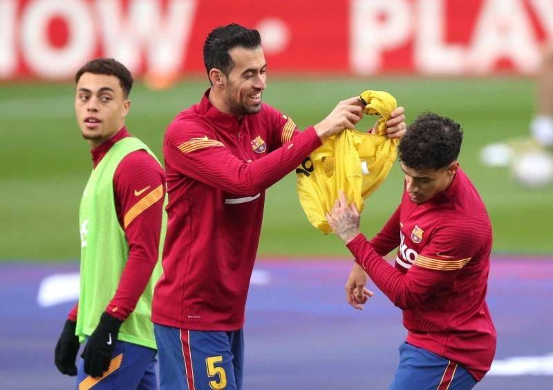  كوتينيو مع لاعبي برشلونة