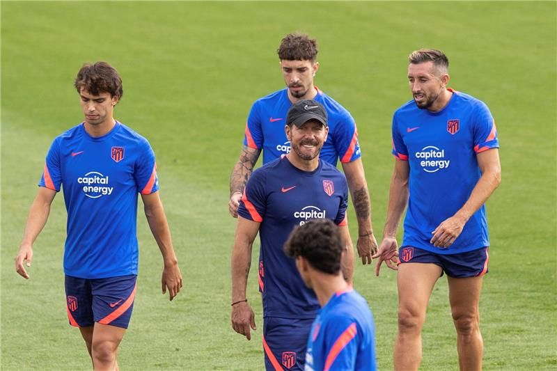 سيميوني مع لاعبي أتلتيكو مدريد