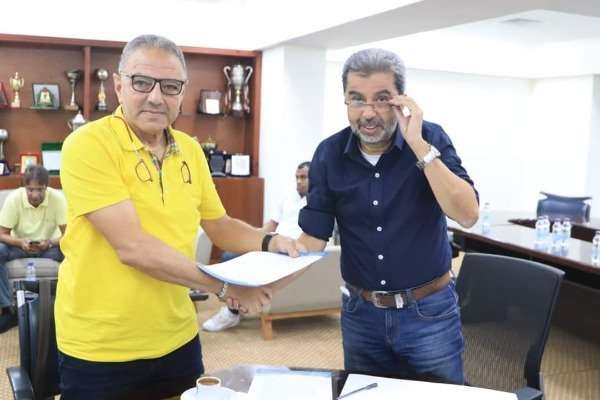 بعد توقيع العقود