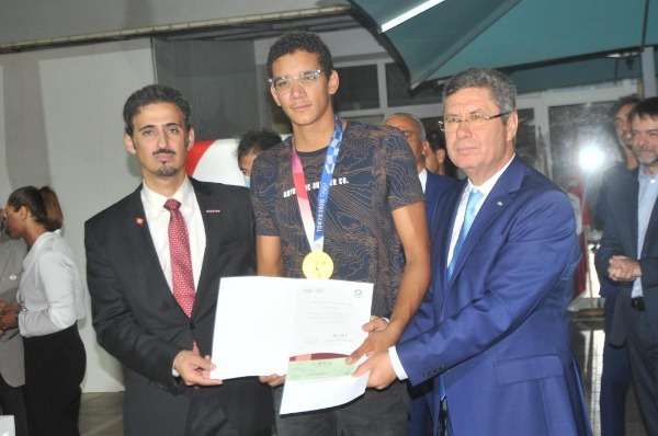 بوصيان يكرم السباح أيوب الحفناوي