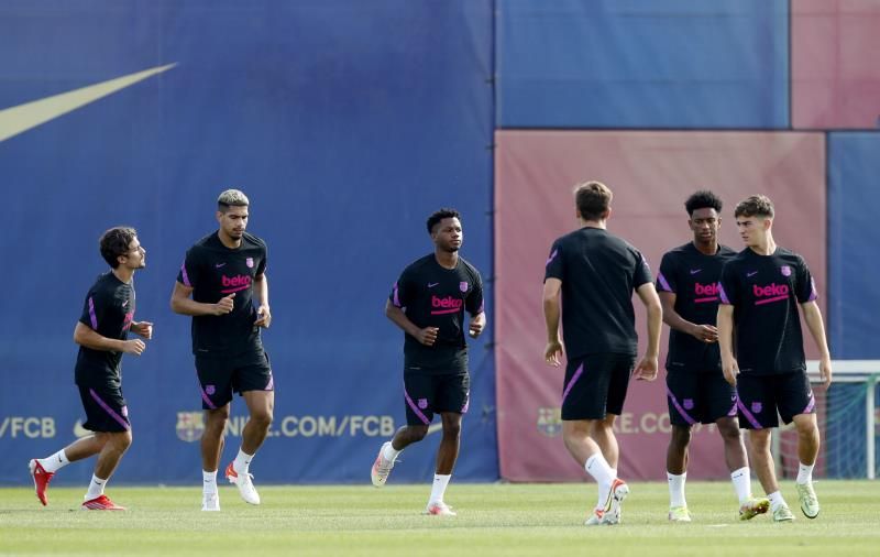 فاتي مع لاعبي برشلونة