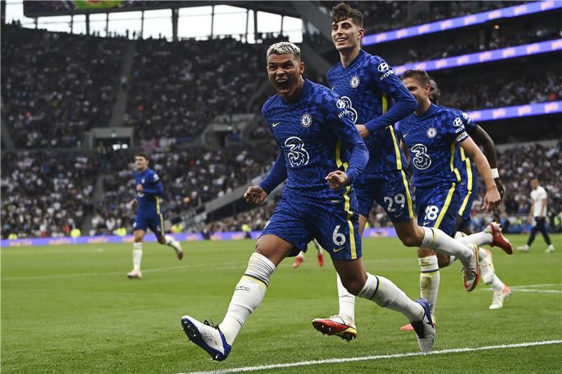 سيلفا يحتفل بهدفه