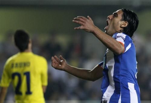 فالكاو يحتفل بعد تسجيله لهدف بورتو الثاني