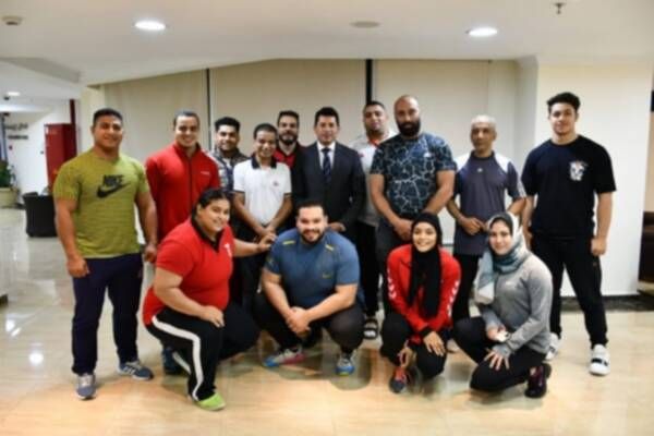 لاعبو رفع الأثقال مع وزير الرياضة